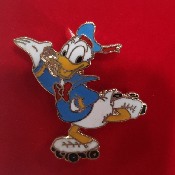 Vintage Disney Donald Duck pin - Picture 2 of 3